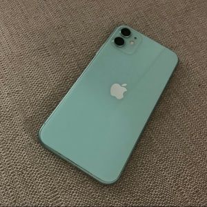 iphone 11 fully unlocked (almost brand new )